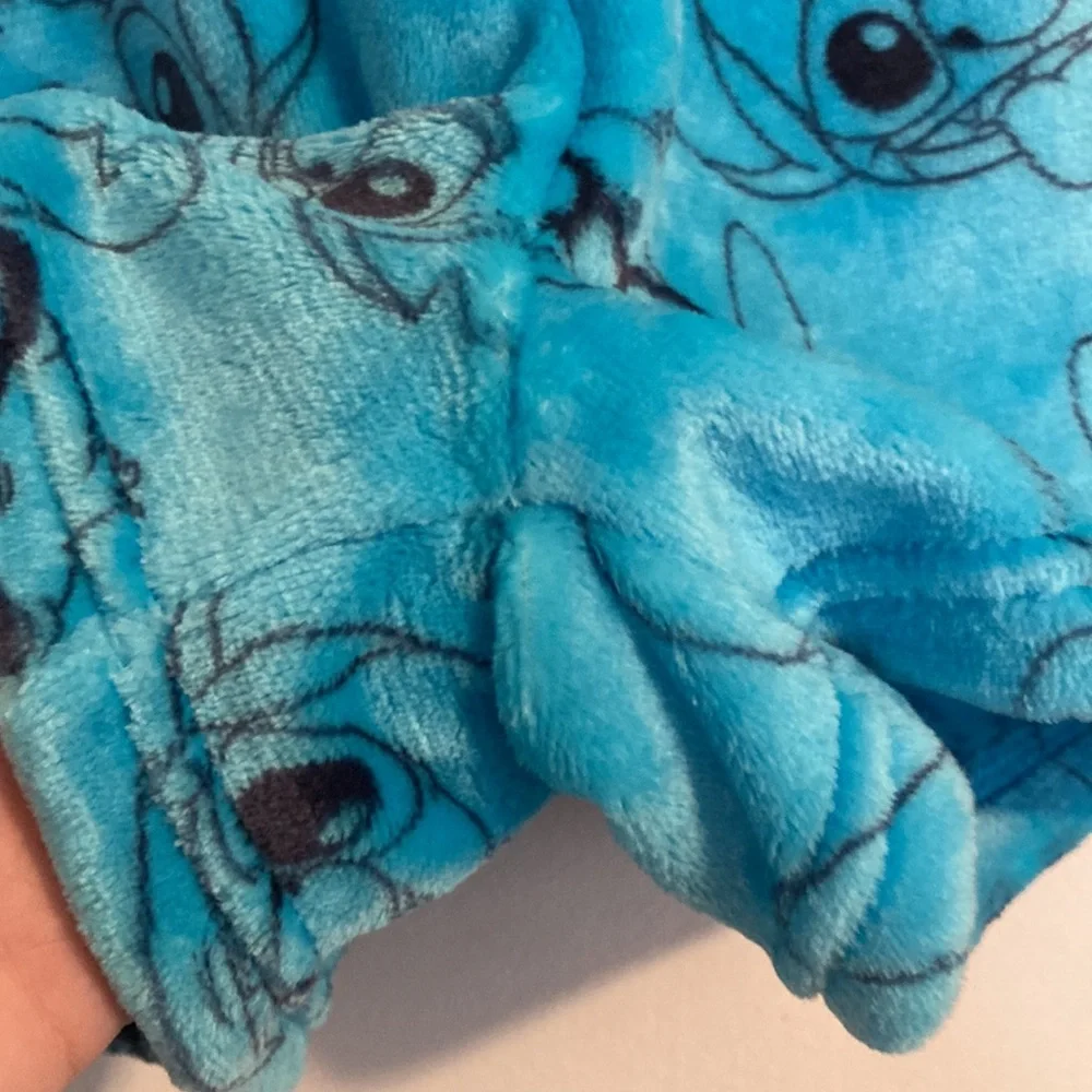 🟥 Disney Stitch Junior’s PJ shorts (NWT) size M - Picture 4 of 7